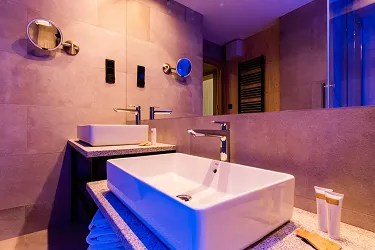 Сад и зона отдыха с шезлонгами в отеле «Залесье Мазуры»