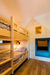 Гостиничный бассейн в Залесье Мазурах — зона отдыха и плавания